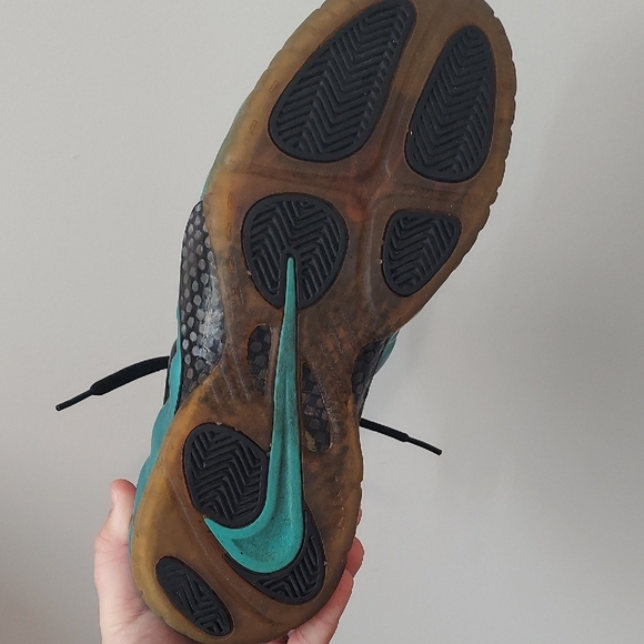 Nike Foamposite Pro in Aqua and Black - Picture 5 of 6